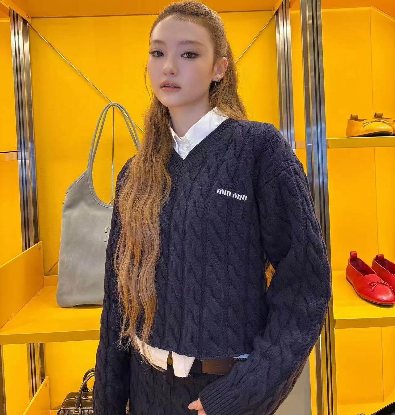 秋冬重磅特惠福利-MIU MIU V領學院風短款針織毛衣 精工 精品