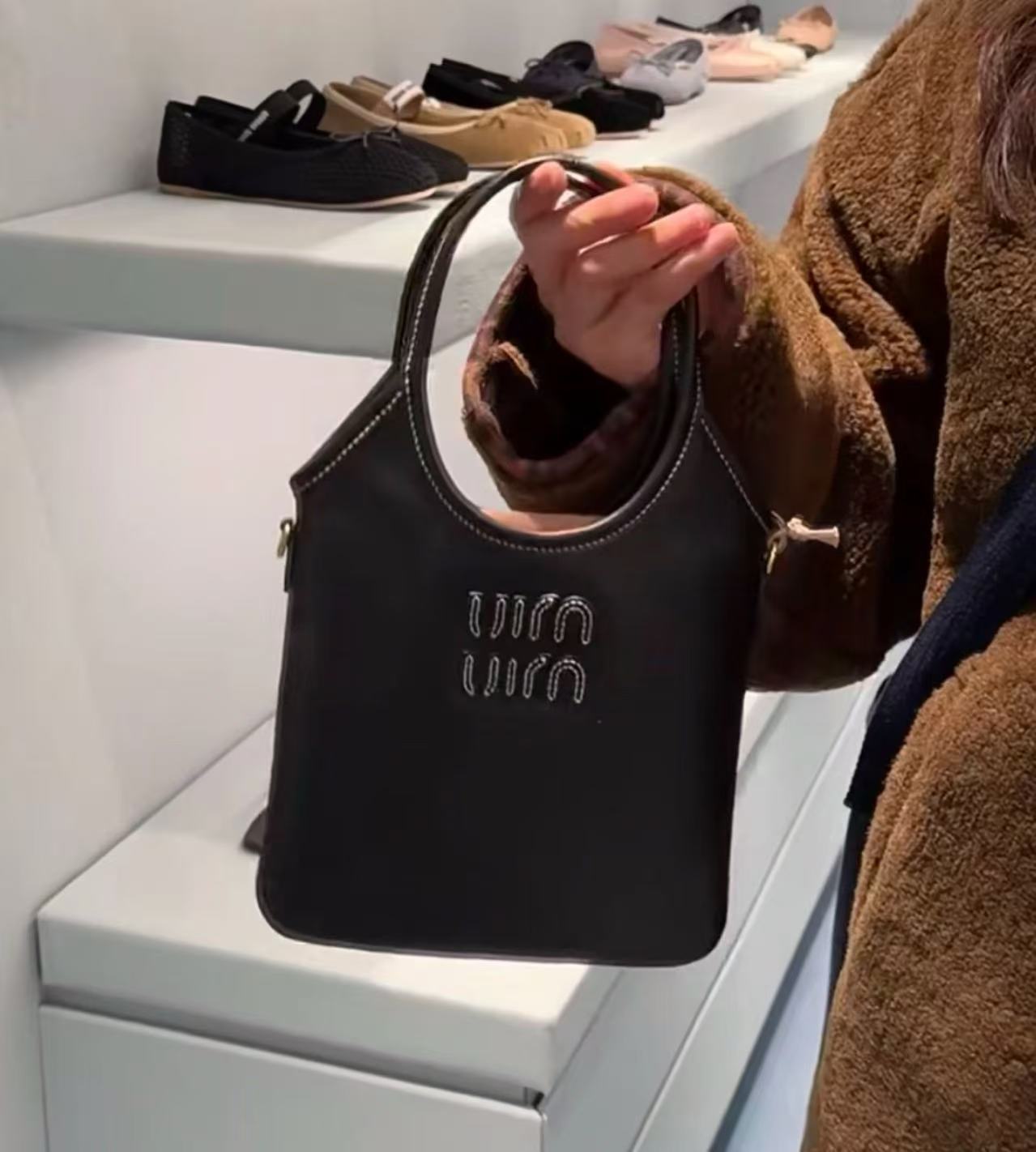 雙十一重磅福利款-Miu Miu 迷你Tote腋下包 (時尚, 精品) 【精品】【高仿】