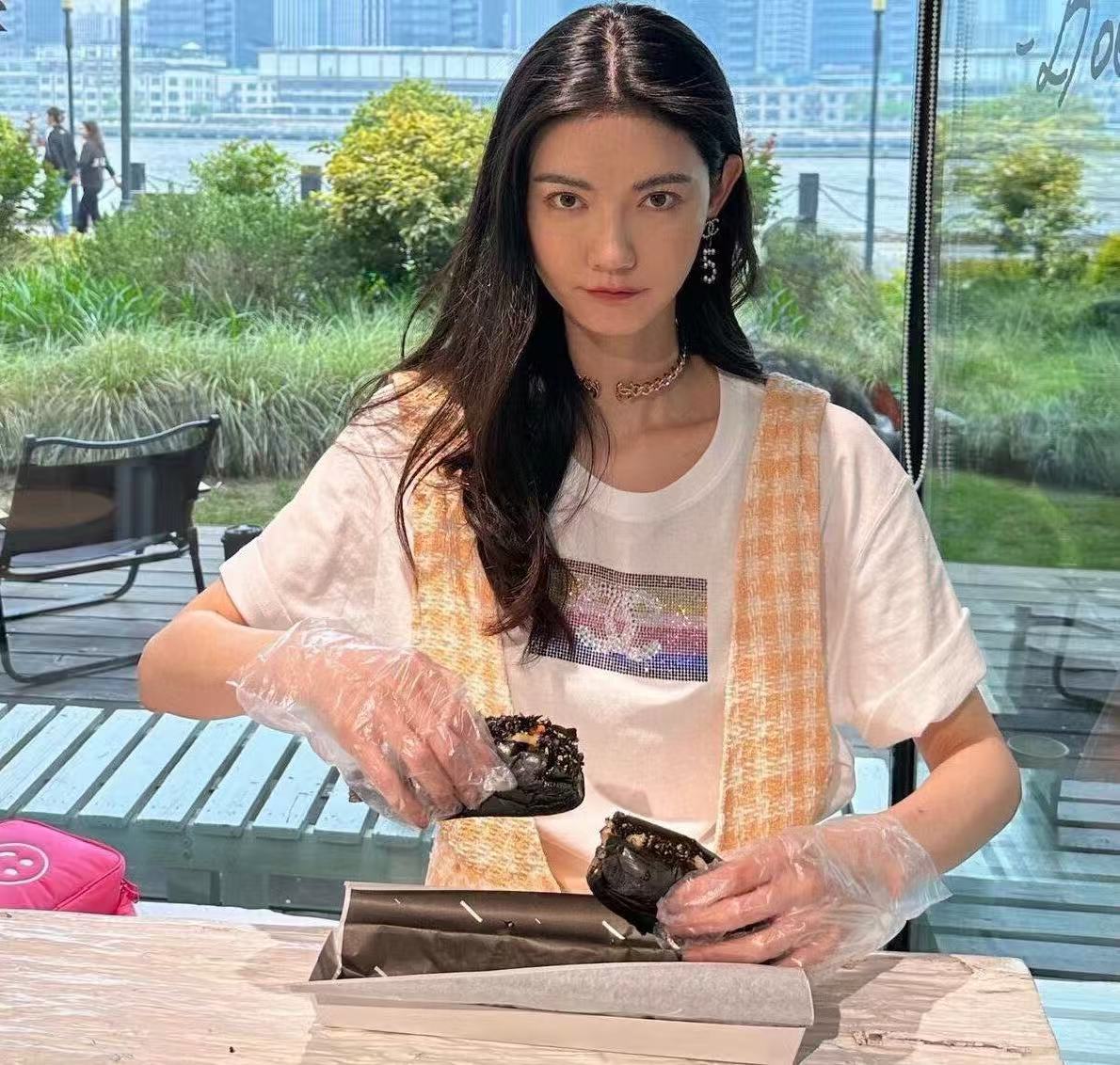 雙十一重磅福利款-Chanel 度假系列彩虹燙鑽logo短袖 精品