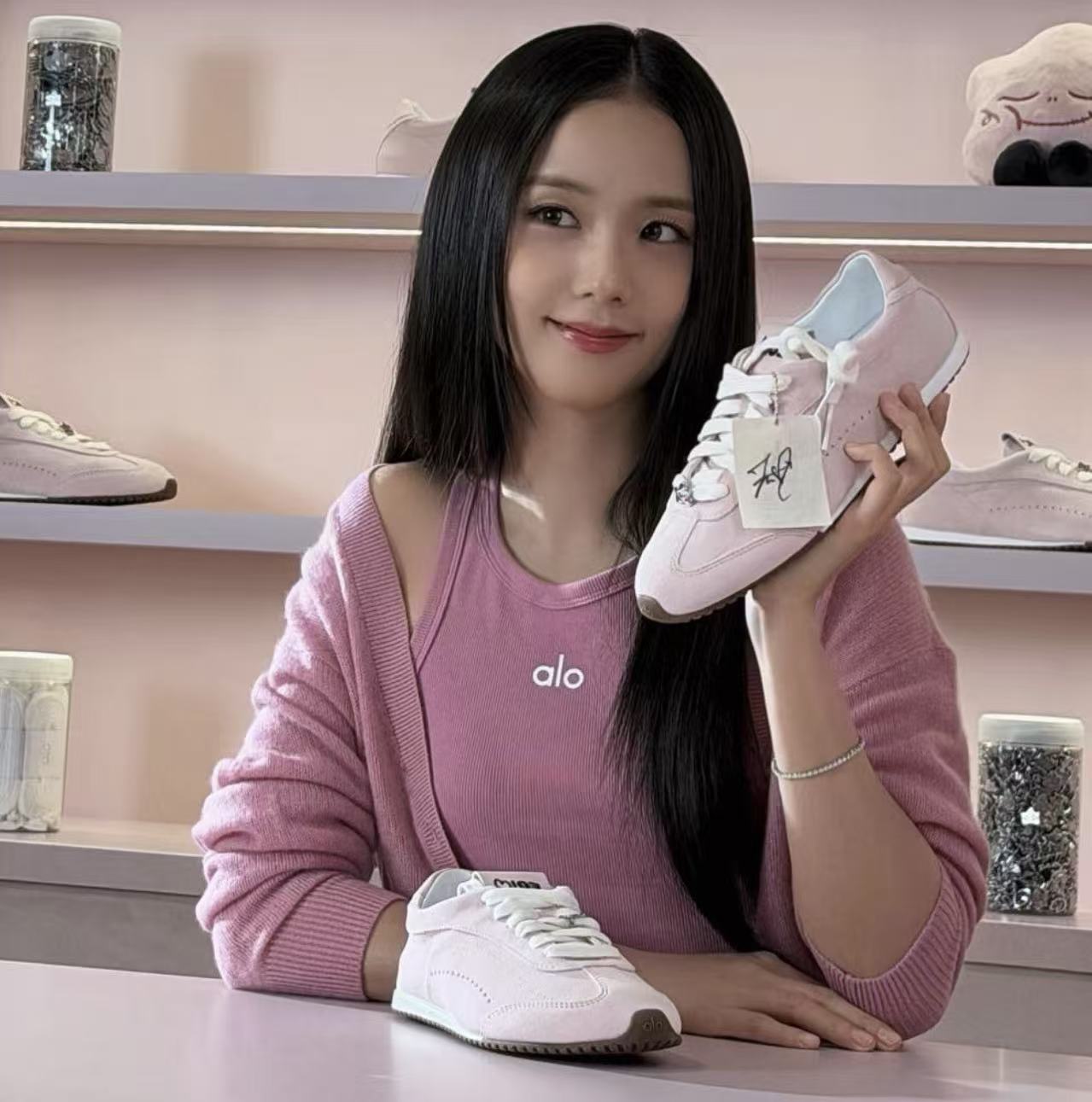 Alo Yoga  X Jisoo Bloom Pink奢侈品麂皮德訓鞋