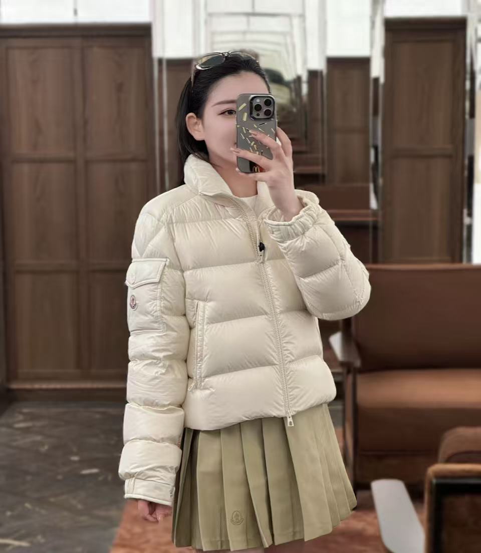 Moncler Petra 女士短款光澤羽絨服 精品 高仿