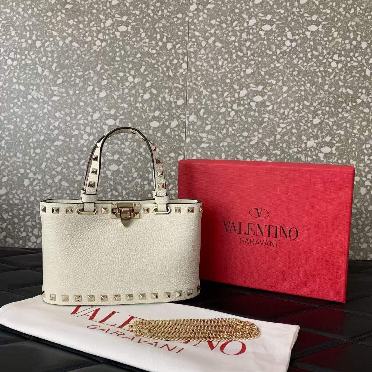  Valentino   Garavani Rockstud 鉚釘托特包（迷你）精品 高仿