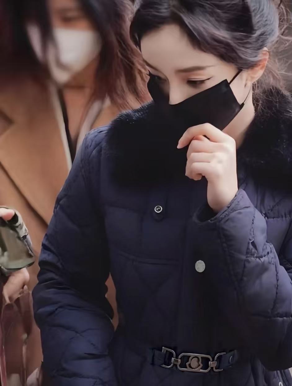 Moncler Cygne 女士可拆卸兔毛領短款羽絨服 精品 高仿