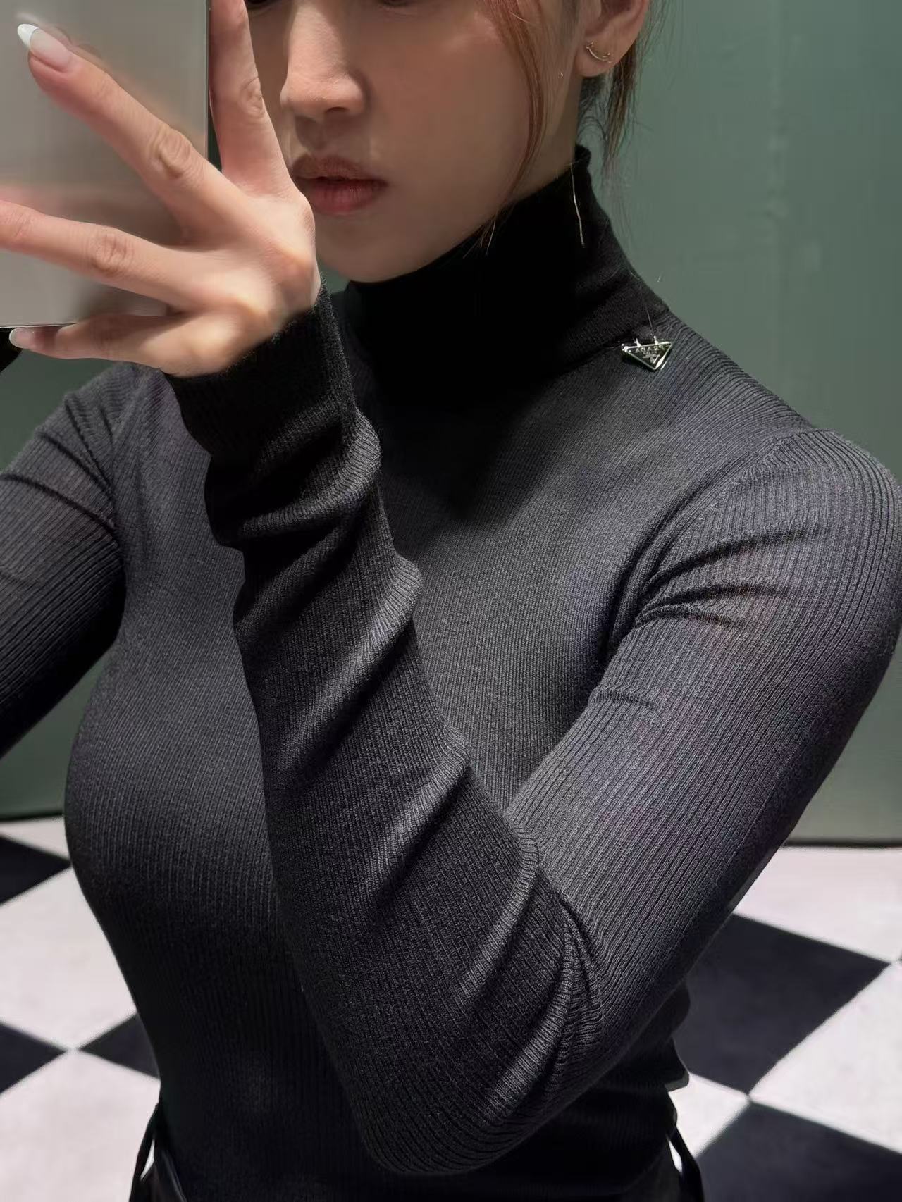 Prada 輕薄高領針織衫 精品 1:1