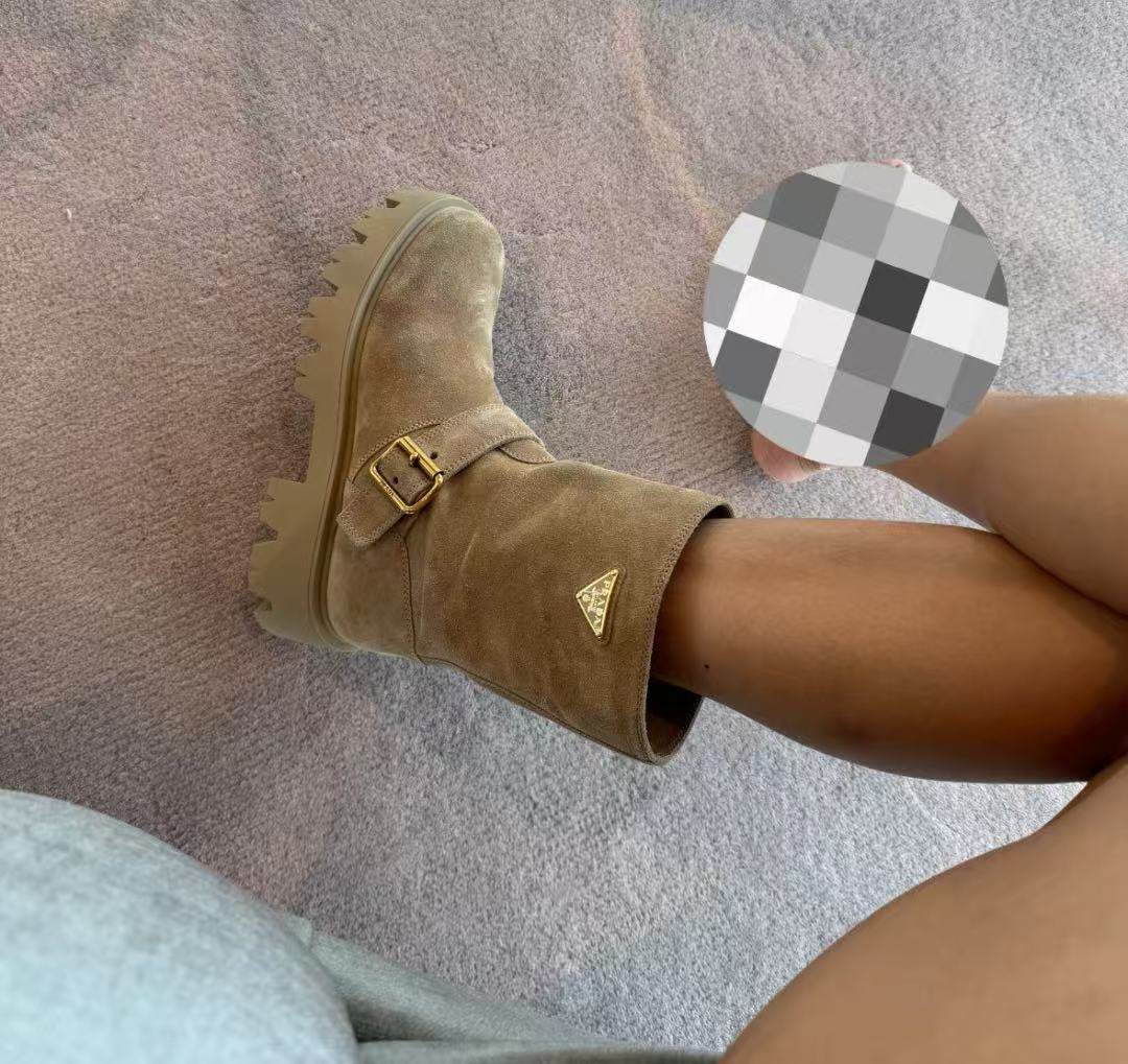 Prada 復古麂皮三角標厚底短靴 超A 高仿