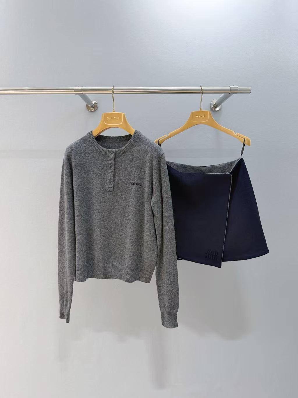 MIU MIU   微標三粒扣羊絨針織衫 精品 時尚