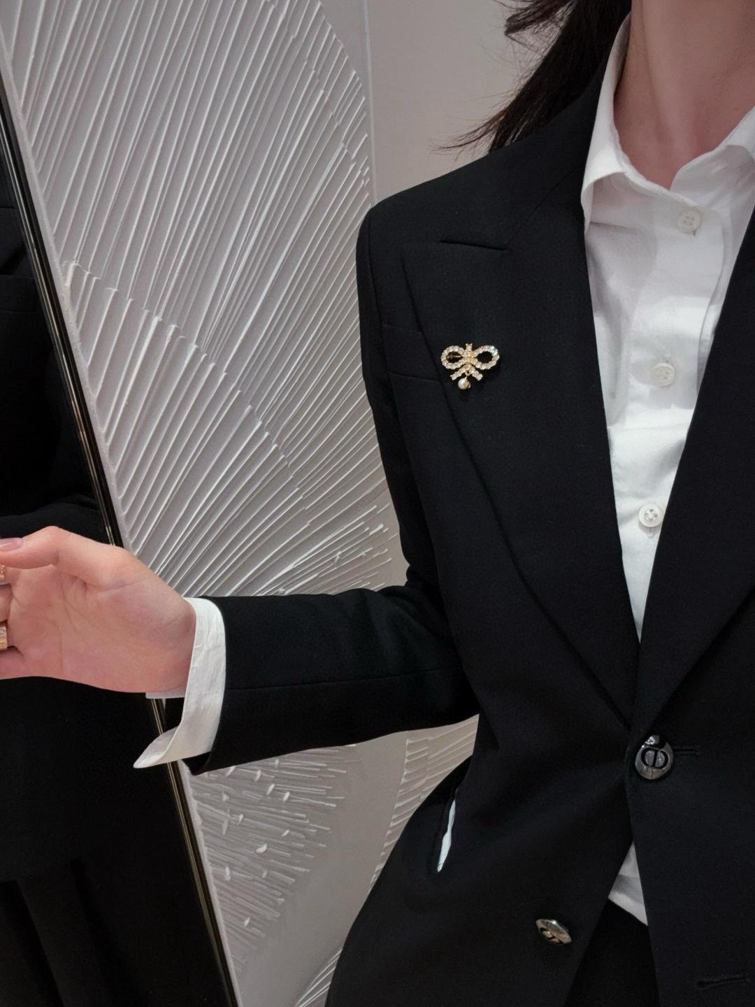 Dior 滿鑽蝴蝶結吊珠胸針 精品 1:1