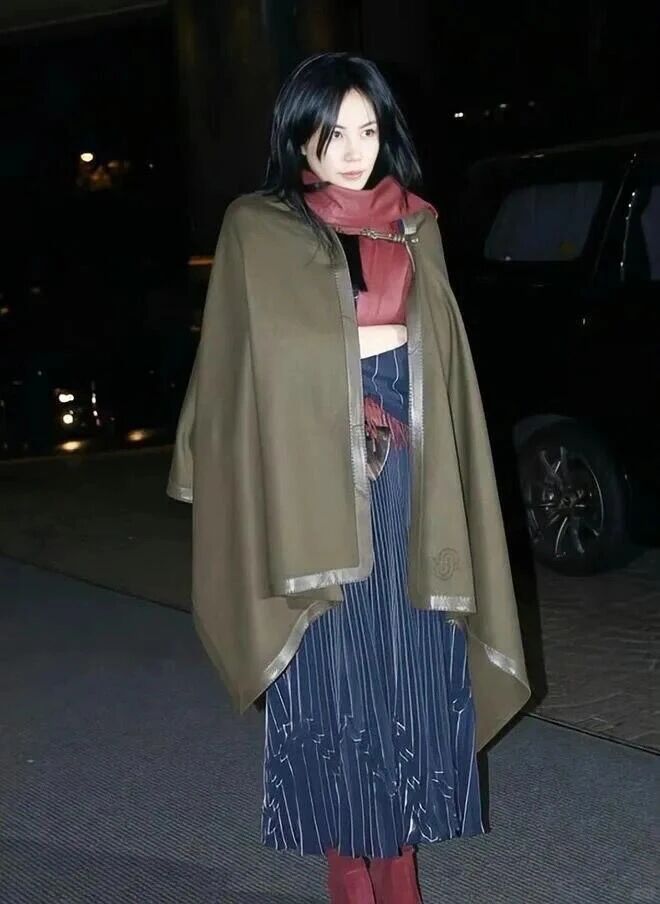 王菲的經典斗篷,依舊是時尚天花板