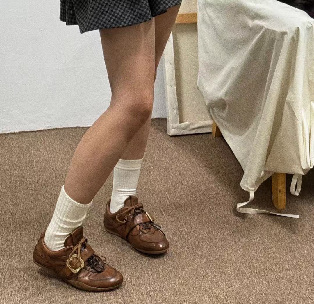 MIU MIU 限定復古金屬扣精品運動鞋