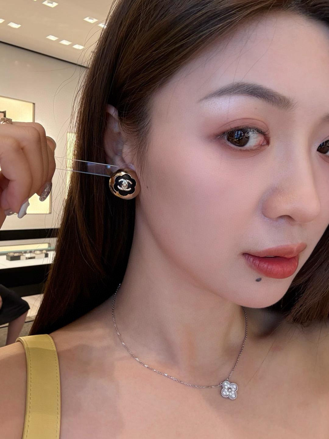 Chanel 25a黑皮茶花半球耳釘 精品 專屬設計