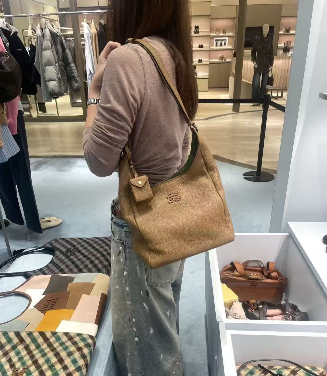 MIU MIU 限定 Hobo腋下包（大號） 精品 高仿