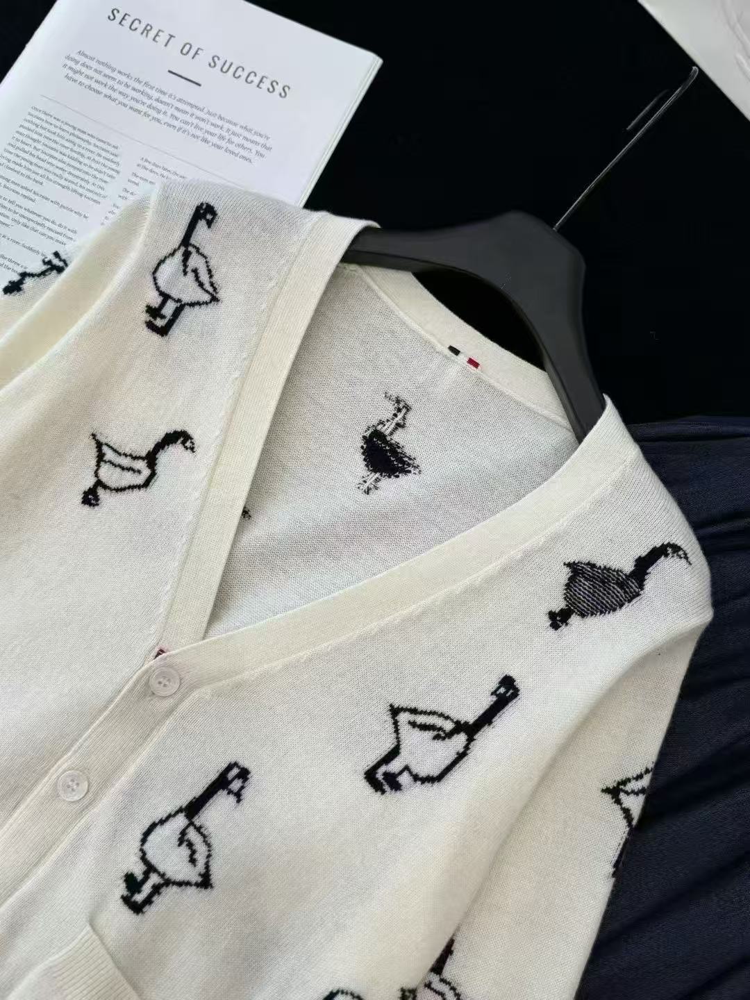 雙十一重磅福利款-Thom Browne 鴨子圖案羊毛開衫 精品復刻 - 4