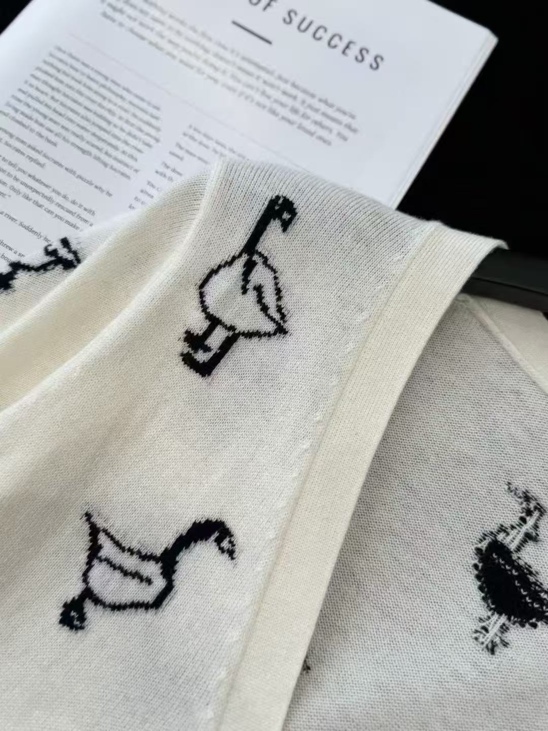 雙十一重磅福利款-Thom Browne 鴨子圖案羊毛開衫 精品復刻 - 5