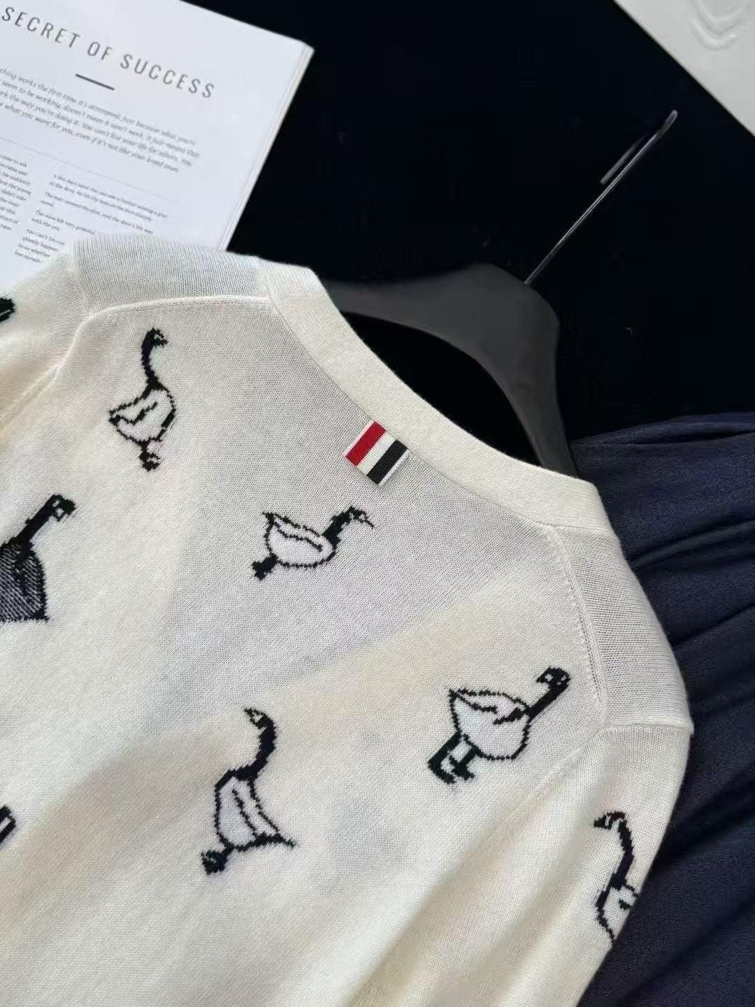 雙十一重磅福利款-Thom Browne 鴨子圖案羊毛開衫 精品復刻 - 11